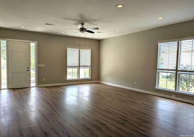 Photo 3 of Single family home for sale at 910 Country Clb Dr, Seguin, TX 78155 | MLS# 2015263 | Listing updated on 2026-09-20