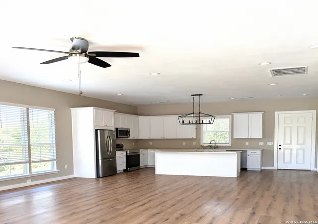 Photo 4 of Single family home for sale at 910 Country Clb Dr, Seguin, TX 78155 | MLS# 2015263 | Listing updated on 2026-09-20