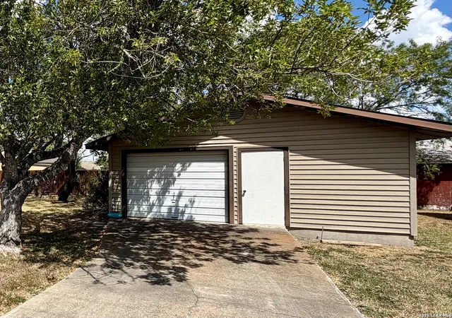 Photo 14 of Single family home for sale at 902 N Bond, Karnes City, TX 78118 | MLS# 2015299 | Listing updated on 2026-09-09