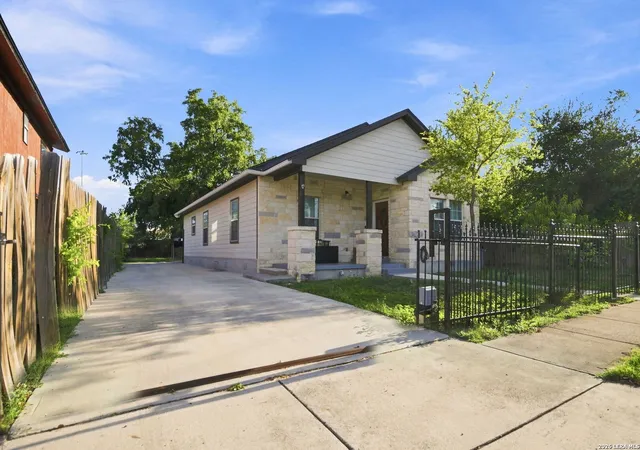 Photo 3 of Single family home for sale at 212 W Baylor, San Antonio, TX 78204 | MLS# 2015302 | Listing updated on 2026-09-17