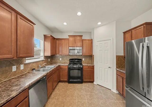 Photo 3 of Sale Pending at 180 Reeves Gdn, San Antonio, TX 78253 | MLS# 2015306 | Listing updated on 2026-10-01