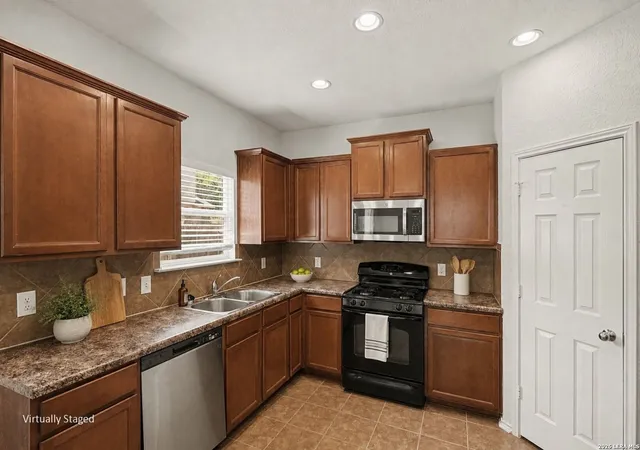 Photo 4 of Sale Pending at 180 Reeves Gdn, San Antonio, TX 78253 | MLS# 2015306 | Listing updated on 2026-10-01
