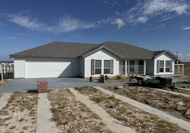 Photo 1 of Single family home for sale at 100 Lakeview, Three Rivers, TX 78071 | MLS# 2015326 | Listing updated on 2026-09-20