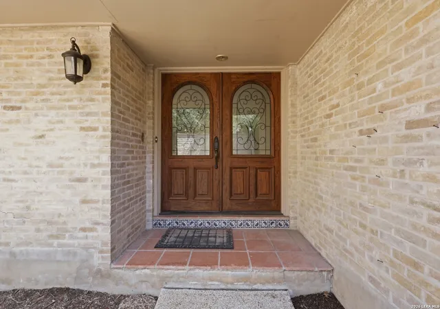 Photo 4 of Single family home for sale at 102 Irongate Rd, San Antonio, TX 78213 | MLS# 2015349 | Listing updated on 2026-09-10