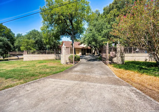 Photo 3 of Single family home for sale at 8135 Ridge N Dr, San Antonio, TX 78266 | MLS# 2015385 | Listing updated on 2026-09-20