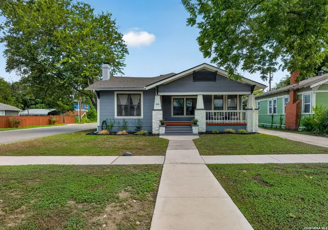 Photo 2 of Sale Pending at 945 W Summit Ave, San Antonio, TX 78201 | MLS# 2015487 | Listing updated on 2026-10-02