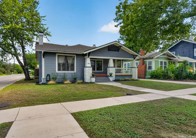 Photo 3 of Sale Pending at 945 W Summit Ave, San Antonio, TX 78201 | MLS# 2015487 | Listing updated on 2026-10-02