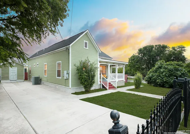 Photo 3 of Single family home for sale at 1102 E Crockett St, San Antonio, TX 78202 | MLS# 2015587 | Listing updated on 2026-10-05