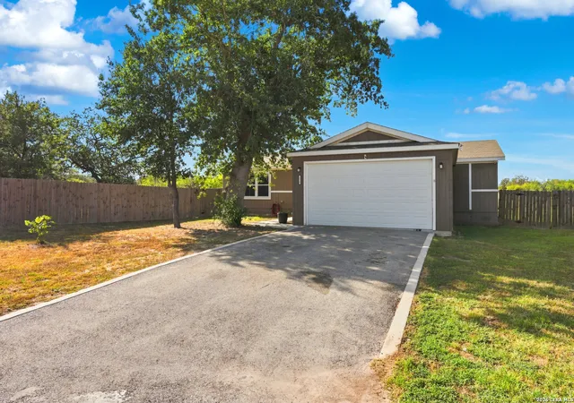 Photo 4 of Single family home for sale at 214 Cordell Crk Dr, Seguin, TX 78155 | MLS# 2015619 | Listing updated on 2026-09-21