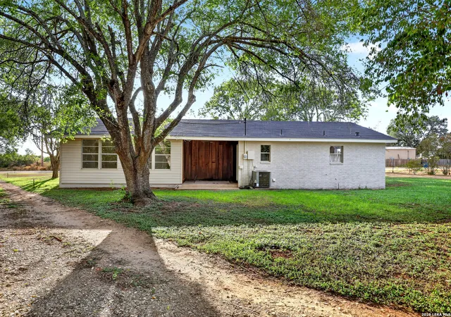 Photo 4 of Single family home for sale at 591 Couser Blvd, Charlotte, TX 78011 | MLS# 2015716 | Listing updated on 2026-09-10