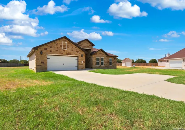 Photo 3 of Single family home for sale at 100 W Short Meadow Dr, Lytle, TX 78052 | MLS# 2015781 | Listing updated on 2026-09-18