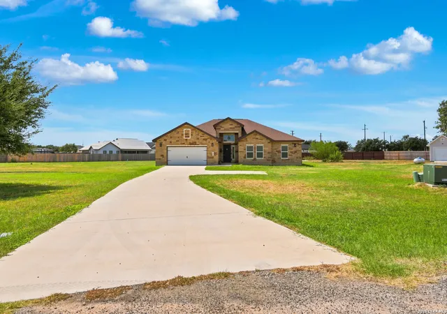 Photo 4 of Single family home for sale at 100 W Short Meadow Dr, Lytle, TX 78052 | MLS# 2015781 | Listing updated on 2026-09-18
