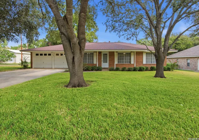 Photo 1 of Sale Pending at 1702 Chestnut St, Floresville, TX 78114 | MLS# 2015918 | Listing updated on 2026-09-29