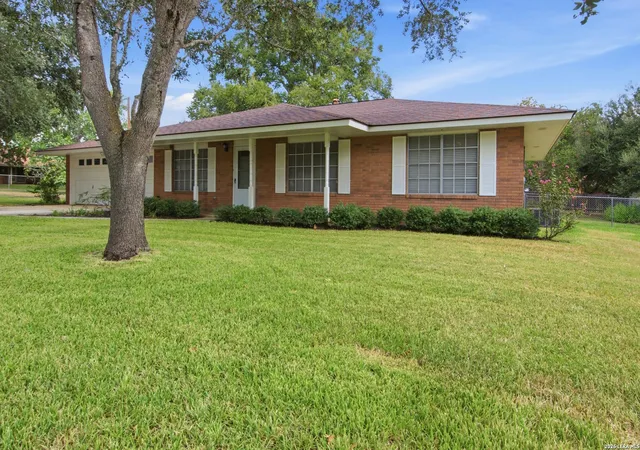Photo 2 of Sale Pending at 1702 Chestnut St, Floresville, TX 78114 | MLS# 2015918 | Listing updated on 2026-09-29