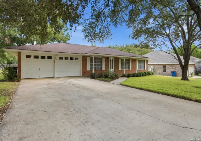 Photo 3 of Sale Pending at 1702 Chestnut St, Floresville, TX 78114 | MLS# 2015918 | Listing updated on 2026-09-29