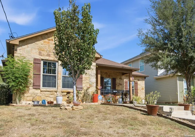 Photo 3 of Single family home for sale at 744 Crestview, Floresville, TX 78114 | MLS# 2015974 | Listing updated on 2026-09-29