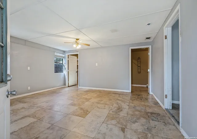 Photo 2 of Single family home for sale at 304a Fox Run, Devine, TX 78016 | MLS# 2016003 | Listing updated on 2026-09-25