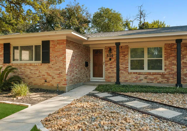 Photo 3 of Sale Pending at 330 Oak Glen Dr, San Antonio, TX 78209 | MLS# 2016009 | Listing updated on 2026-09-30