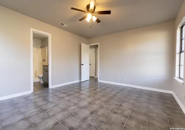 Photo 4 of Single family home for sale at 302 Bain Dr, Devine, TX 78016 | MLS# 2016105 | Listing updated on 2026-09-22