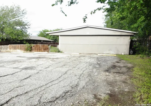 Photo 3 of Sale Pending at 520 Altitude Dr, San Antonio, TX 78227 | MLS# 2016147 | Listing updated on 2026-09-17