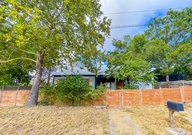 Photo 3 of Single family home for sale at 212 S Hall St, Beeville, TX 78102 | MLS# 2016176 | Listing updated on 2026-09-23
