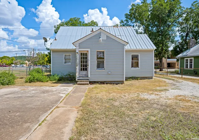 Photo 3 of Single family home for sale at 608 Tivy St, Kerrville, TX 78028 | MLS# 2016186 | Listing updated on 2026-10-07