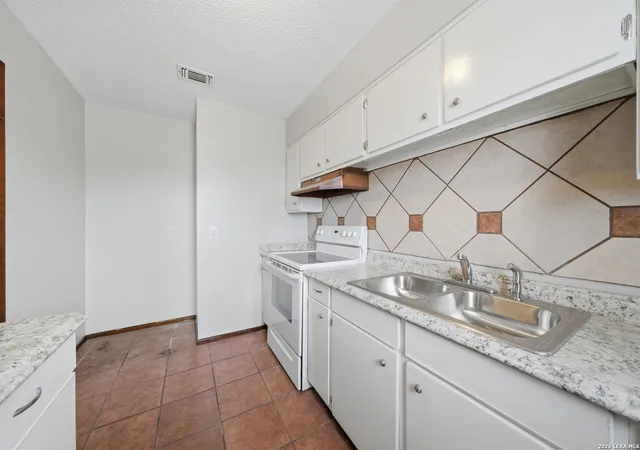 Photo 3 of Condo for sale at 911 Vance Jackson Rd #204, San Antonio, TX 78201 | MLS# 2016287 | Listing updated on 2026-09-24