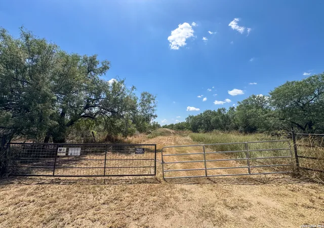 Photo 2 of Single family home for sale at 2822 Tomblin Rd, Bigfoot, TX 78005 | MLS# 2016360 | Listing updated on 2026-09-25