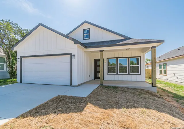 Photo 3 of Single family home for sale at 506 Hickory, Jourdanton, TX 78026 | MLS# 2016408 | Listing updated on 2026-10-10