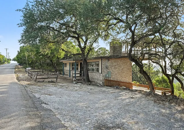 Photo 3 of Single family home for sale at 820 Hl Top Dr, Canyon Lake, TX 78133 | MLS# 2016497 | Listing updated on 2026-09-25