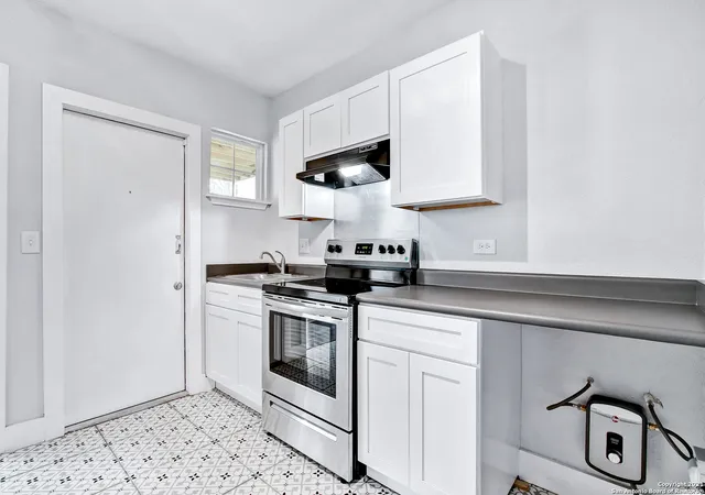 Photo 4 of Multi family home for sale at 1020 W French Pl, San Antonio, TX 78212 | MLS# 2016576 | Listing updated on 2026-09-25