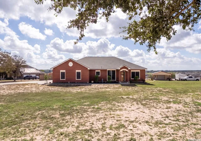 Photo 2 of Single family home for sale at 700 Lake Valley Dr, La Vernia, TX 78121 | MLS# 2016800 | Listing updated on 2026-09-26