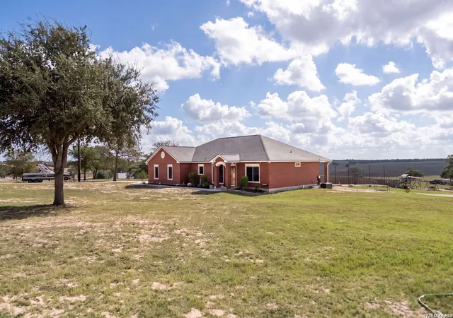 Photo 3 of Single family home for sale at 700 Lake Valley Dr, La Vernia, TX 78121 | MLS# 2016800 | Listing updated on 2026-09-26