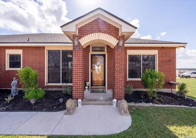 Photo 3 of Single family home for sale at 700 Lake Valley Dr, La Vernia, TX 78121 | MLS# 2016800 | Listing updated on 2026-09-26