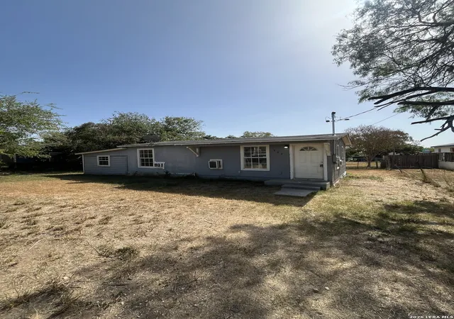 Photo 1 of Single family home for sale at 904 Pine, Floresville, TX 78114 | MLS# 2016846 | Listing updated on 2026-09-26