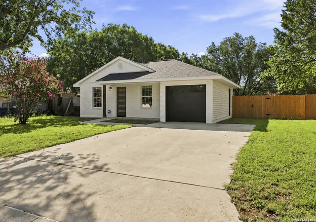 Photo 2 of Single family home for sale at 405 Goss St, Kerrville, TX 78028 | MLS# 2016851 | Listing updated on 2026-09-26