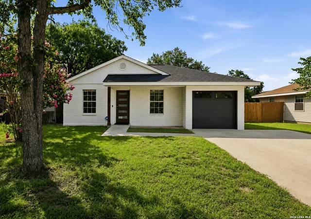 Photo 3 of Single family home for sale at 405 Goss St, Kerrville, TX 78028 | MLS# 2016851 | Listing updated on 2026-09-26