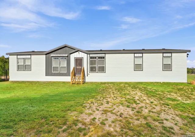 Photo 1 of Sale Pending at 441 County Rd 2615, Rio Medina, TX 78066 | MLS# 2017046 | Listing updated on 2026-10-08