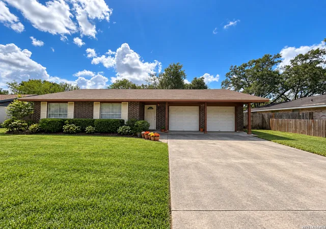 Photo 2 of Single family home for sale at 1406 Las Palmas, Beeville, TX 78102 | MLS# 2017074 | Listing updated on 2026-09-27