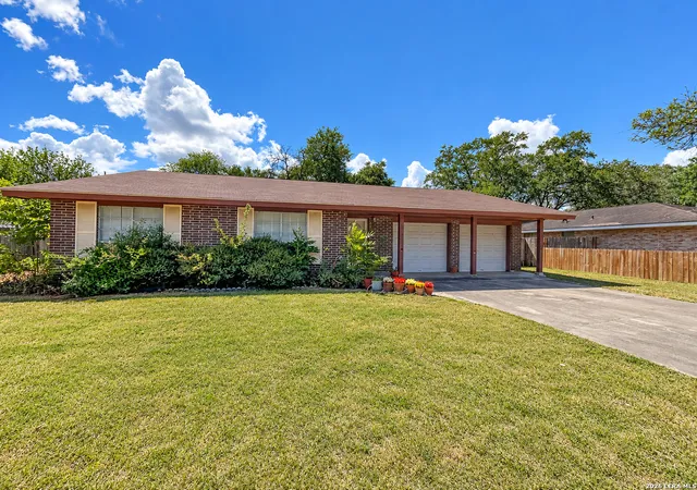 Photo 3 of Single family home for sale at 1406 Las Palmas, Beeville, TX 78102 | MLS# 2017074 | Listing updated on 2026-09-27
