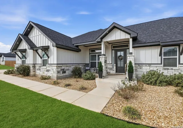 Photo 2 of Single family home for sale at 113 Hondo Dr, La Vernia, TX 78121 | MLS# 2017105 | Listing updated on 2026-09-27