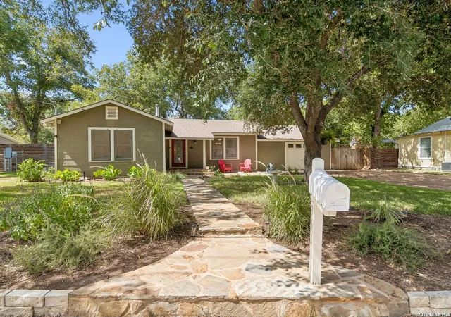 Photo 1 of Single family home for sale at 351 E North St, New Braunfels, TX 78130 | MLS# 2017227 | Listing updated on 2026-09-28