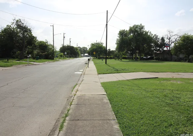 Photo 3 of Sale Pending at 555 Menefee Blvd, San Antonio, TX 78207 | MLS# 2017237 | Listing updated on 2026-09-28