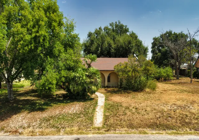 Photo 3 of Single family home for sale at 116 E Bluebonnet Dr, Uvalde, TX 78801 | MLS# 2017269 | Listing updated on 2026-09-28