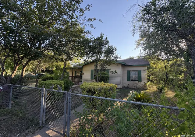Photo 2 of Single family home for sale at 517 Margarita St, Uvalde, TX 78801 | MLS# 2017284 | Listing updated on 2026-09-28