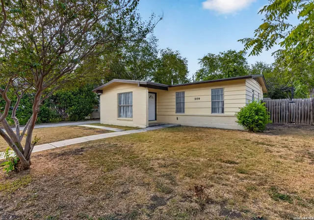 Photo 2 of Single family home for sale at 209 Park Ln, Universal City, TX 78148 | MLS# 2017349 | Listing updated on 2026-09-22