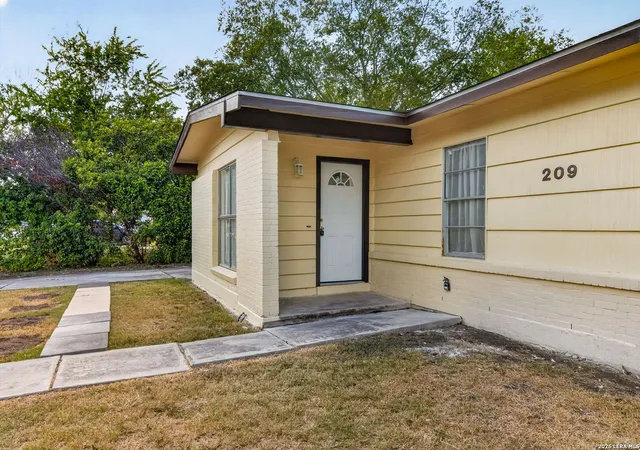 Photo 3 of Single family home for sale at 209 Park Ln, Universal City, TX 78148 | MLS# 2017349 | Listing updated on 2026-09-22