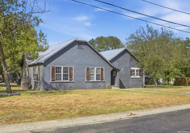 Photo 3 of Single family home for sale at 1208 10th Street, Hondo, TX 78861 | MLS# 2017501 | Listing updated on 2026-09-28