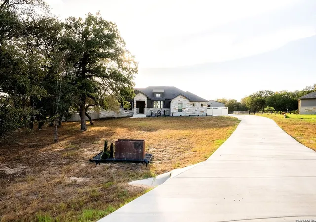 Photo 3 of Single family home for sale at 109 Owen Ridge Dr, La Vernia, TX 78121 | MLS# 2017540 | Listing updated on 2026-09-29