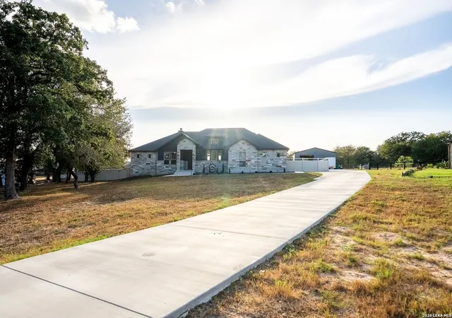 Photo 3 of Single family home for sale at 109 Owen Ridge Dr, La Vernia, TX 78121 | MLS# 2017540 | Listing updated on 2026-09-29